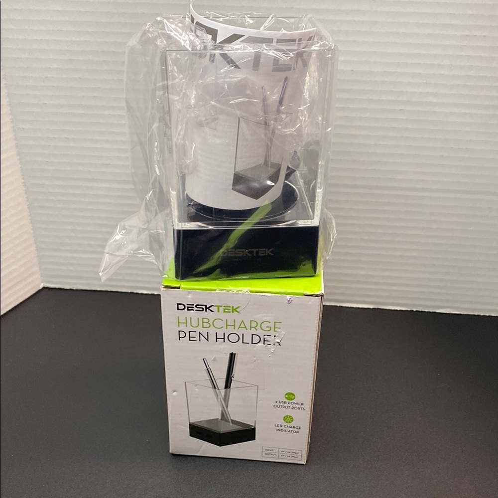 DESKTEK HubCharge Pen Holder in Black